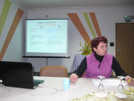 Okrogla miza Otrok v rejništvu = otrok med dvema družinama 18